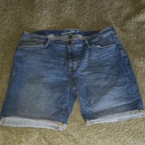 Universal Thread Bermuda Jean Short 22W